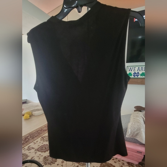 Black Buttoned Sleeveless Tank Top with Notched Collar - Picture 2 of 4